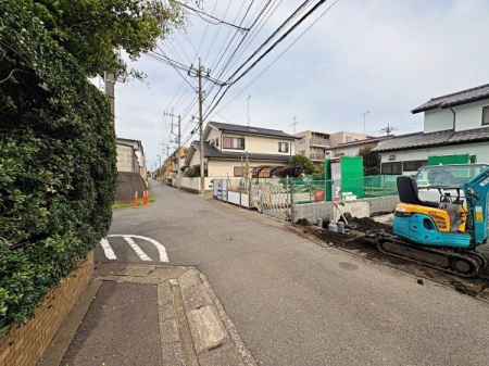 �_�ސ쌧���͌��s��擌�ъ�1���ڂ̐V�z��ˌ��Ă̑O�ʓ��H�܂ތ��n�ʐ^