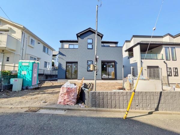 �_�ސ쌧���l�s����擌�����2���ڂ̐V�z��ˌ��Ă̑O�ʓ��H�܂ތ��n�ʐ^