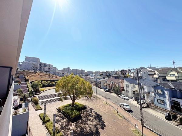 �_�ސ쌧���l�s�`��擌�ڂ��J�̒��Ã}���V�����̏Z�˂���̒��]�ʐ^