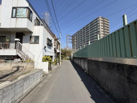 �_�ސ쌧���s���揬�c3���ڂ̐V�z��ˌ��Ă̑O�ʓ��H�܂ތ��n�ʐ^