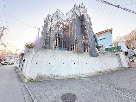 �����s���c�s������3���ڂ̐V�z��ˌ��Ă̑O�ʓ��H�܂ތ��n�ʐ^