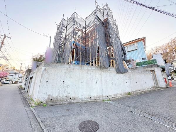 �����s���c�s������3���ڂ̐V�z��ˌ��Ă̑O�ʓ��H�܂ތ��n�ʐ^