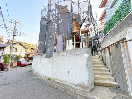 �����s���c�s������3���ڂ̐V�z��ˌ��Ă̑O�ʓ��H�܂ތ��n�ʐ^