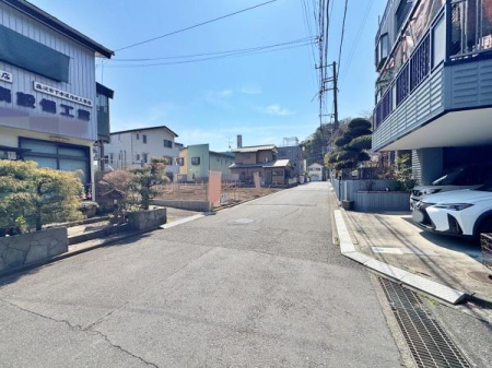 �_�ސ쌧����s���̐V�z��ˌ��Ă̑O�ʓ��H�܂ތ��n�ʐ^