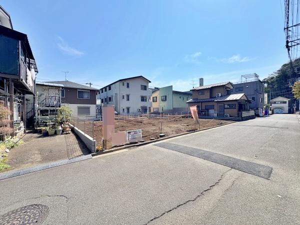 �_�ސ쌧����s���̐V�z��ˌ��Ă̑O�ʓ��H�܂ތ��n�ʐ^