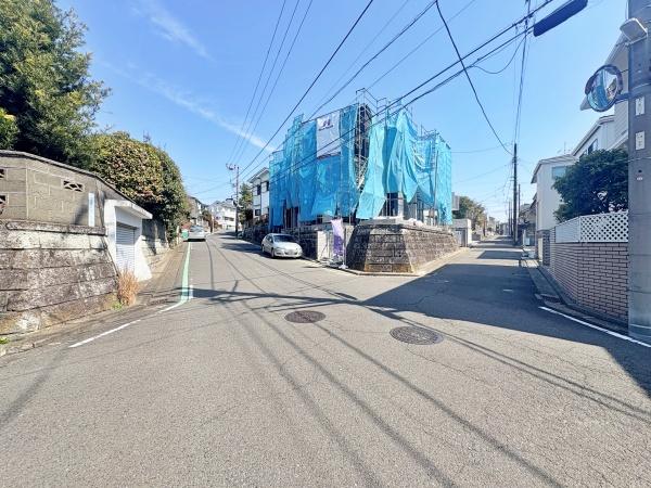 �_�ސ쌧���l�s���攒��6���ڂ̐V�z��ˌ��Ă̑O�ʓ��H�܂ތ��n�ʐ^