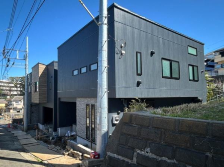 �_�ސ쌧���l�s���剪1���ڂ̐V�z��ˌ��Ă̑O�ʓ��H�܂ތ��n�ʐ^