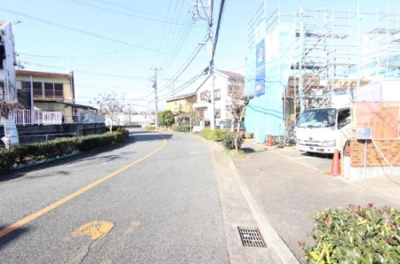 �_�ސ쌧������s��̐V�z��ˌ��Ă̑O�ʓ��H�܂ތ��n�ʐ^