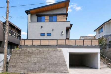 �_�ސ쌧���l�s�����\����3���ڂ̐V�z��ˌ��Ă̑O�ʓ��H�܂ތ��n�ʐ^