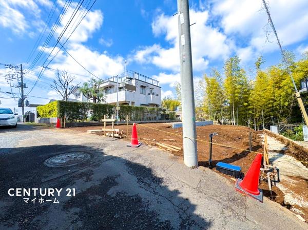 �_�ސ쌧���l�s�t��ޗǒ��̐V�z��ˌ��Ă̑O�ʓ��H�܂ތ��n�ʐ^