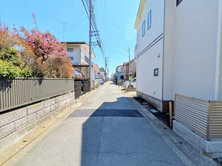 �_�ސ쌧���͌��s������t1���ڂ̐V�z��ˌ��Ă̑O�ʓ��H�܂ތ��n�ʐ^