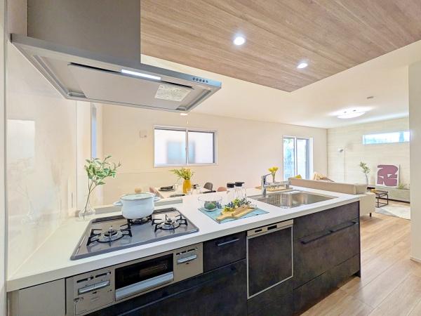 �����s���c�s�ʐ�w��4���ڂ̐V�z��ˌ��ẴL�b�`��