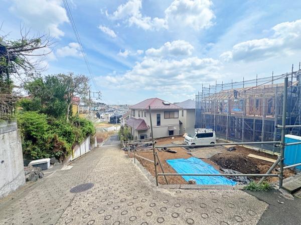 �_�ސ쌧���l�s��扪�Ò��̐V�z��ˌ��Ă̑O�ʓ��H�܂ތ��n�ʐ^