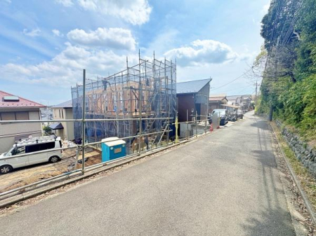 �_�ސ쌧���l�s��扪�Ò��̐V�z��ˌ��Ă̑O�ʓ��H�܂ތ��n�ʐ^