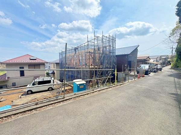 �_�ސ쌧���l�s��扪�Ò��̐V�z��ˌ��Ă̑O�ʓ��H�܂ތ��n�ʐ^