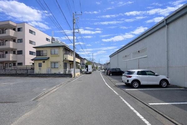 �_�ސ쌧���͌��s�����搴�V6���ڂ̒��È�ˌ��Ă̑O�ʓ��H�܂ތ��n�ʐ^