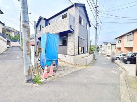 �_�ސ쌧���l�s��q��X5���ڂ̐V�z��ˌ��Ă̑O�ʓ��H�܂ތ��n�ʐ^