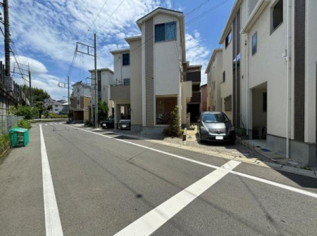 �_�ސ쌧���s�{�O����{��1���ڂ̒��È�ˌ��Ă̑O�ʓ��H�܂ތ��n�ʐ^