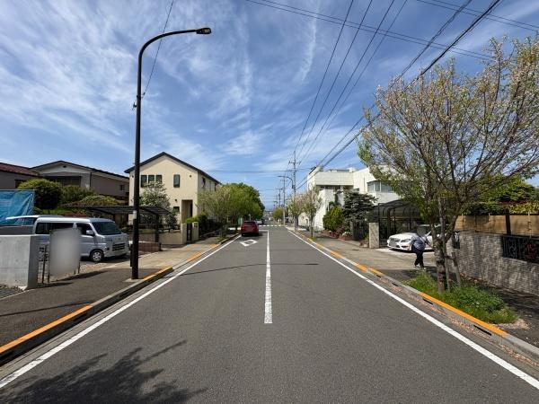 �����s���c�s������2���ڂ̐V�z��ˌ��Ă̑O�ʓ��H�܂ތ��n�ʐ^