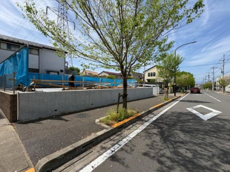 �����s���c�s������2���ڂ̐V�z��ˌ��Ă̑O�ʓ��H�܂ތ��n�ʐ^