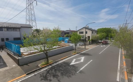 �����s���c�s������2���ڂ̐V�z��ˌ��Ă̑O�ʓ��H�܂ތ��n�ʐ^