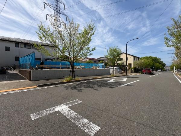 �����s���c�s������2���ڂ̐V�z��ˌ��Ă̑O�ʓ��H�܂ތ��n�ʐ^