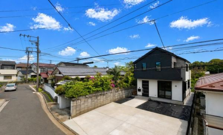 �_�ސ쌧���l�s���J��{��3���ڂ̐V�z��ˌ��Ă̑O�ʓ��H�܂ތ��n�ʐ^