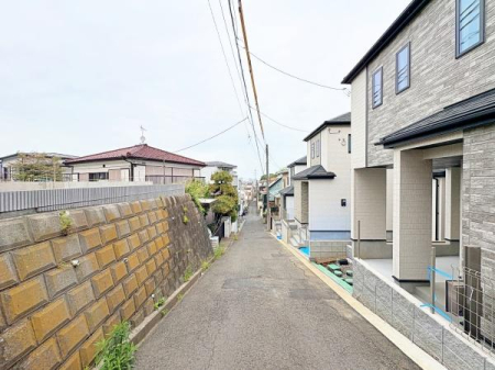 �_�ސ쌧���s�������c3���ڂ̐V�z��ˌ��Ă̑O�ʓ��H�܂ތ��n�ʐ^