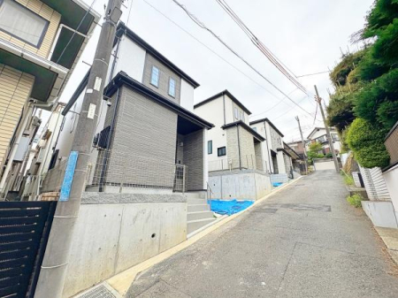 �_�ސ쌧���s�������c3���ڂ̐V�z��ˌ��Ă̑O�ʓ��H�܂ތ��n�ʐ^