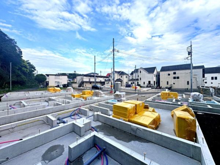 �_�ސ쌧����s���2���ڂ̐V�z��ˌ��Ă̑O�ʓ��H�܂ތ��n�ʐ^