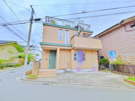 �_�ސ쌧���l�s���J��{��1���ڂ̒��È�ˌ��Ă̑O�ʓ��H�܂ތ��n�ʐ^