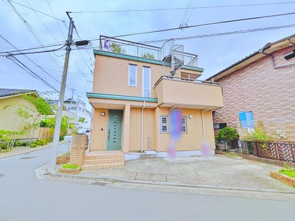 �_�ސ쌧���l�s���J��{��1���ڂ̒��È�ˌ��Ă̑O�ʓ��H�܂ތ��n�ʐ^