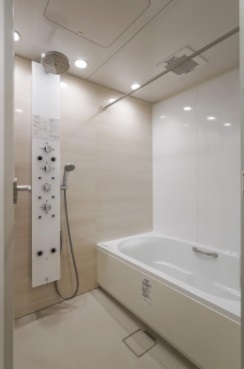 浴室　清潔感のある浴室は、心身ともに癒される特別な空間。一日の終わりに贅沢なバスタイムを。
海外のバスルームにあるような真上からのシャワーもあり特徴的ですね。