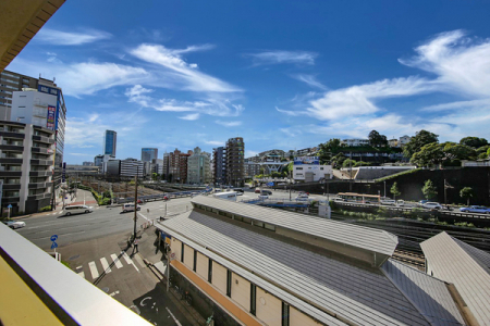住戸からの眺望写真　横浜駅方面の高層マンション、青空、そしてこの立地で緑豊かな眺めを楽しめる贅沢。