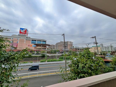 �_�ސ쌧���l�s�����x���̒��Ã}���V�����̏Z�˂���̒��]�ʐ^