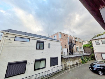 �_�ސ쌧���l�s�΋掛�R���̒��È�ˌ��Ă̏Z�˂���̒��]�ʐ^