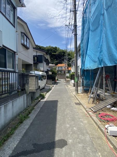 �_�ސ쌧���l�s����折���J��2���ڂ̐V�z��ˌ��Ă̑O�ʓ��H�܂ތ��n�ʐ^