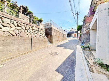 �_�ސ쌧���l�s��q��X6���ڂ̐V�z��ˌ��Ă̑O�ʓ��H�܂ތ��n�ʐ^