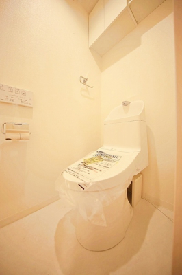 トイレ　タンク一体型のすっきりしたデザインのシャワートイレです。お掃除も簡単なので家事の時短にもなりますね♪
ちょっとした収納が嬉しいですね♪