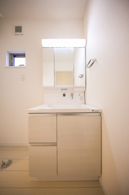 洗面台・洗面所　機能性を重視したシンプルな洗面化粧台。
毎日つかう空間だから、色は清潔感のあるホワイトを基調にしています♪
