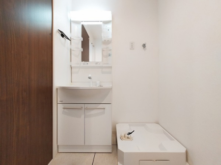 洗面台・洗面所　機能性を重視したシンプルな洗面化粧台。
毎日つかう空間だから、色は清潔感のあるホワイト。
