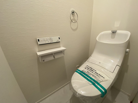 トイレ　タンク一体型のすっきりしたデザインのシャワートイレです♪お掃除もしやすくていつまでも清潔です。
トイレは1階と3階にございます。
