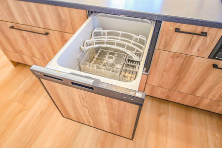 キッチン　食器洗浄乾燥機完備のシステムキッチン採用！実は節水にも繋がる優れものです♪高温で洗浄するので汚れもしっかり落とせます！キッチン横には収納があり、家電やダストボックス等、置けて便利。