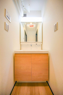 洗面台・洗面所　三面鏡タイプで鏡の裏や下の引き出しにもしっかり収納できるのでスタイリッシュな空間を保てます。毎朝立つ場所だから、水回りはいつも綺麗な空間に保ちたい場所。
