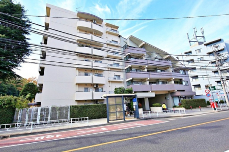 現地外観写真　京浜東北線「山手駅」徒歩9分の堂々の立地。
マンション目の前にはバス停もございます。