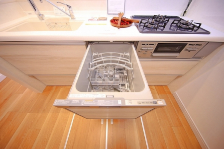 キッチン　食器洗浄乾燥機完備のシステムキッチン採用！実は節水にも繋がる優れものです♪高温で洗浄するので汚れもしっかり落とせます！