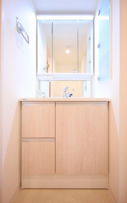 洗面台・洗面所　収納力豊富な三面鏡タイプの洗面台を設置。小物が増える水回りをすっきりさせます。