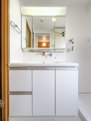 洗面台・洗面所　機能性を重視したシンプルな洗面化粧台。
毎日つかう空間だから、色は清潔感のあるホワイトで統一。
