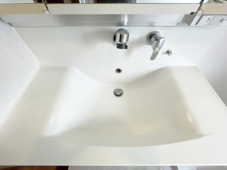 洗面台・洗面所　洗面台には三面鏡を採用。身だしなみを整えやすい事はもちろんですが、鏡の後ろに収納スペース設ける事により、散らかりやすい洗面スペースをスッキリキープ。