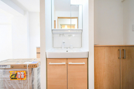 洗面台・洗面所　機能性を重視したシンプルな洗面化粧台。
毎日つかう空間だから、色は清潔感のあるホワイトと木目調で。
